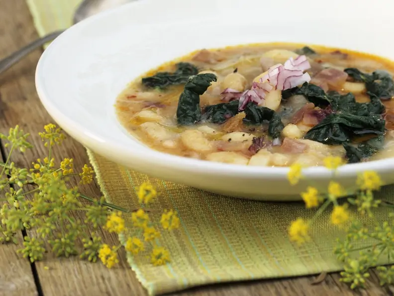 Italienische Bohnensuppe mit Schwarzkohl