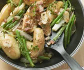 Kartoffelpfanne mit grünen Bohnen und Speck