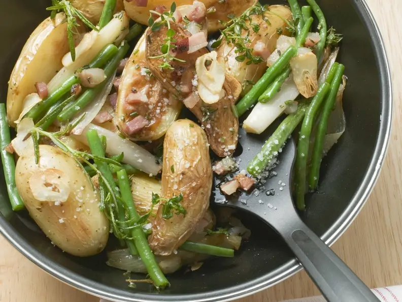 Kartoffelpfanne mit grünen Bohnen und Speck