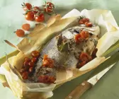 Goldbrasse mit Tomaten „en papilotte“