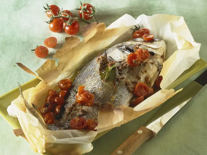 Goldbrasse mit Tomaten „en papilotte“