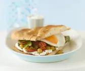 Fladenbrot-Sandwich mit Spiegelei und Kichererbsen