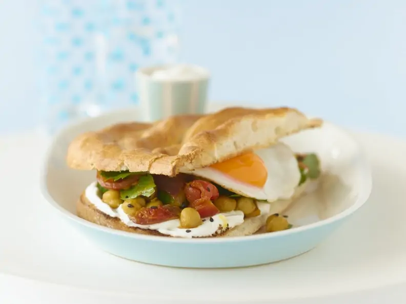 Fladenbrot-Sandwich mit Spiegelei und Kichererbsen