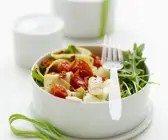 Pastasalat mit Tomaten, Ricotta und Rucola