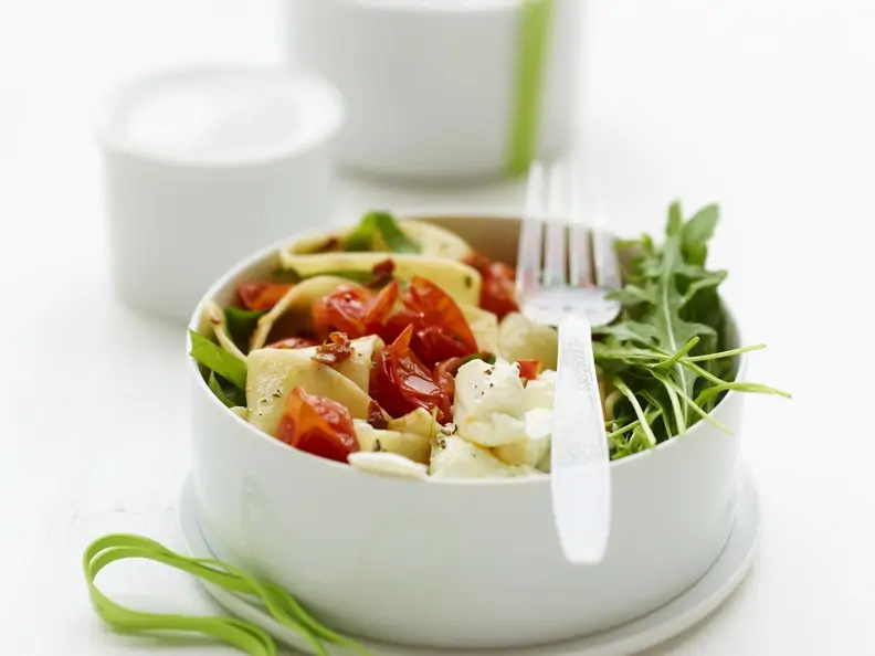 Pastasalat mit Tomaten, Ricotta und Rucola