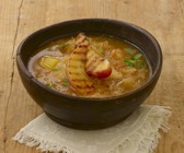 Sauerkrautsuppe mit Kartoffeln und Äpfeln