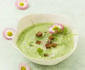 Suppe aus Frühlingskräutern