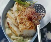 Kabeljau in Senfmarinade mit Kohlrabi und frittierten Zwiebeln