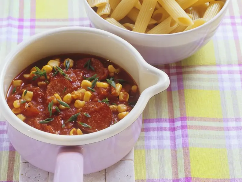 Pikantes Wurst-Mais-Ragout mit Nudeln