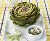 Artischocke mit Kaperndip