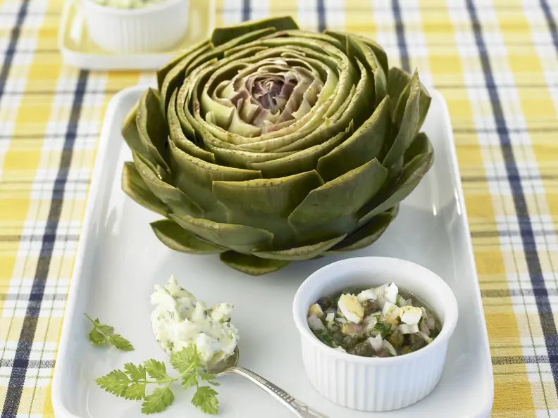 Artischocke mit Kaperndip