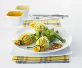Zucchiniblüten mit Reis gefüllt