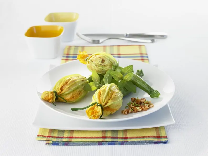 Zucchiniblüten mit Reis gefüllt