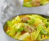 Hähnchen-Gemüse-Salat mit gelber Mayonnaise, Trauben und Ananas