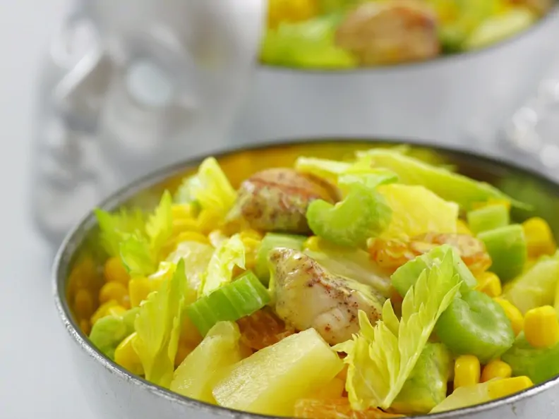 Hähnchen-Gemüse-Salat mit gelber Mayonnaise, Trauben und Ananas