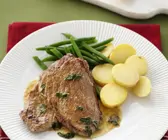 Steak vom Kalb dazu Kartoffeln, Bohnen und Salbei-Zitronen-Soße