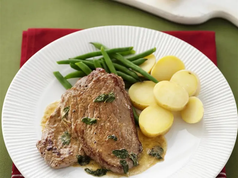 Steak vom Kalb dazu Kartoffeln, Bohnen und Salbei-Zitronen-Soße