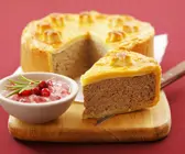 Pastete mit Kalbsfleisch dazu Meerrettichsoße-Moosbeeren-Soße