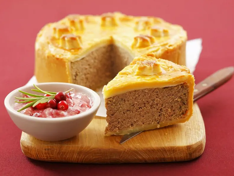 Pastete mit Kalbsfleisch dazu Meerrettichsoße-Moosbeeren-Soße