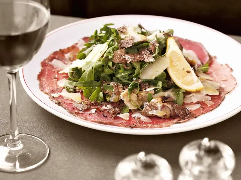 Rindfleisch-Carpaccio mit Artischocken, Rucola, Parmesan und Trüffel