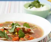 Gemüsesuppe nach mexikanischer Art mit Hähnchen und Koriander