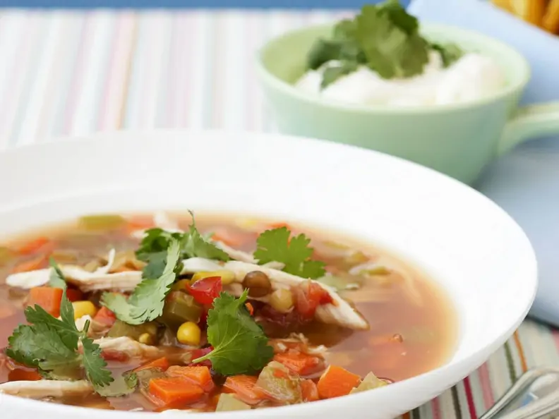 Gemüsesuppe nach mexikanischer Art mit Hähnchen und Koriander