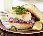 Fischburger mit Krautsalat nach britischer Art