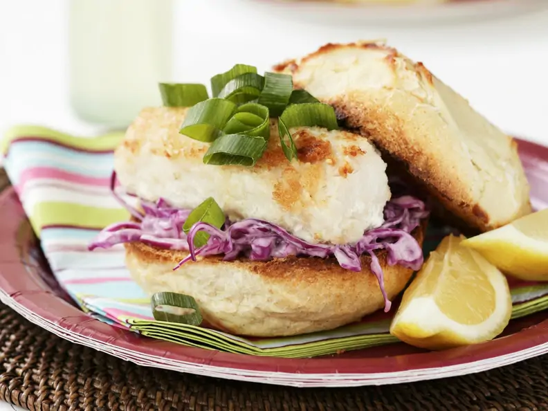 Fischburger mit Krautsalat nach britischer Art