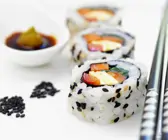 Maki-Sushi mit Paprika