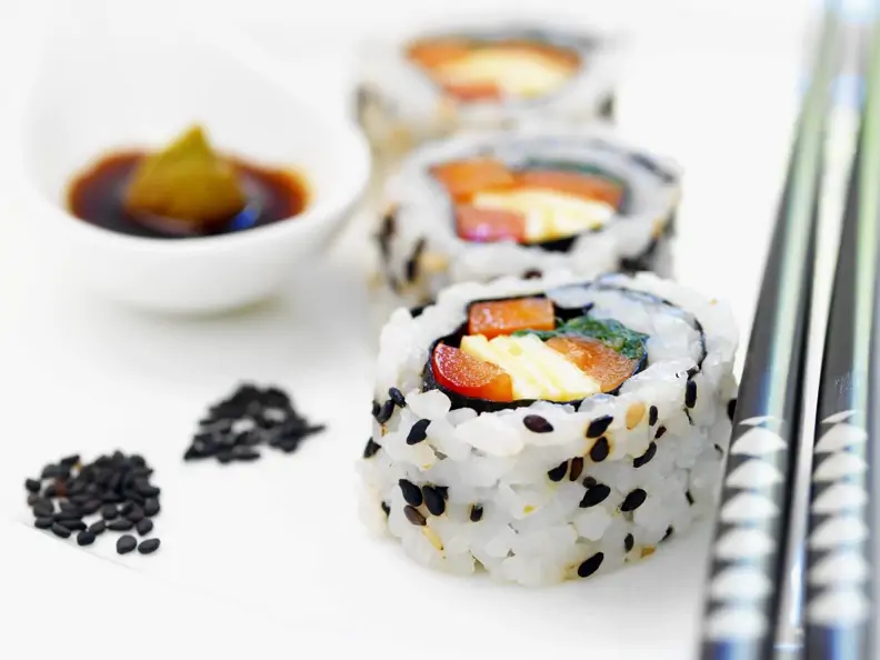 Maki-Sushi mit Paprika