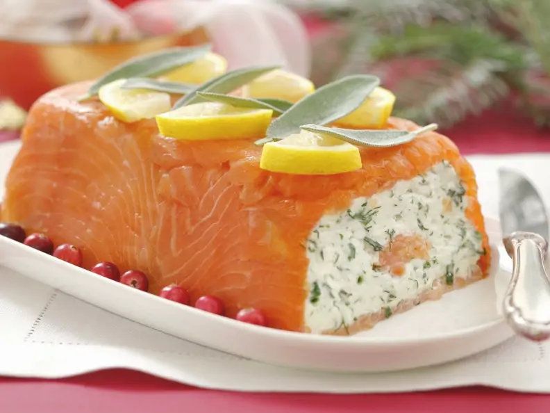 Terrine mit geräuchertem Lachs und Kräuterfrischkäse