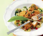 Frittierte Hühnchen-Nuggets mit Bärlauch-Kartoffelsalat
