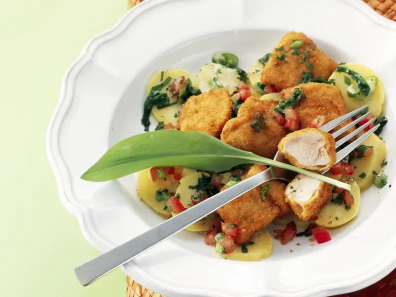 Frittierte Hühnchen-Nuggets mit Bärlauch-Kartoffelsalat