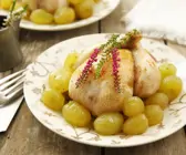 Junges Hühnchen mit Weintrauben