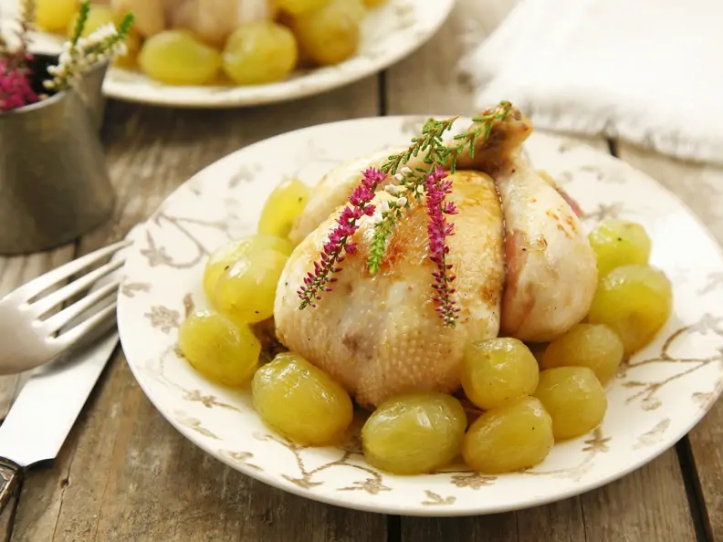 Junges Hühnchen mit Weintrauben