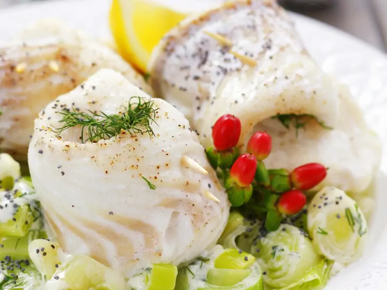 Kabeljaurouladen mit sahnigem Lauchgemüse