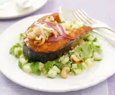 Kotelett vom Lachs mit Couscoussalat und Cashewnüssen