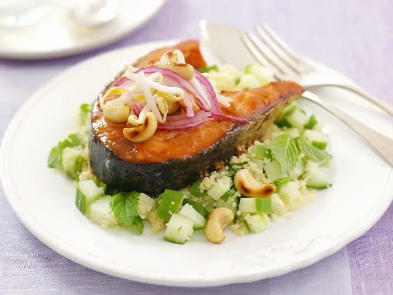 Kotelett vom Lachs mit Couscoussalat und Cashewnüssen