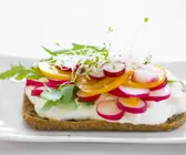 Brötchen mit saurer Sahne, Tomaten, Radieschen und Rauke