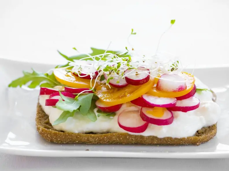 Brötchen mit saurer Sahne, Tomaten, Radieschen und Rauke