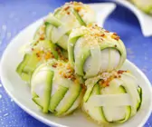 Käsebällchen in Zucchini-Hülle