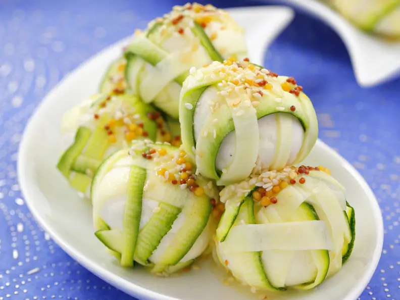 Käsebällchen in Zucchini-Hülle
