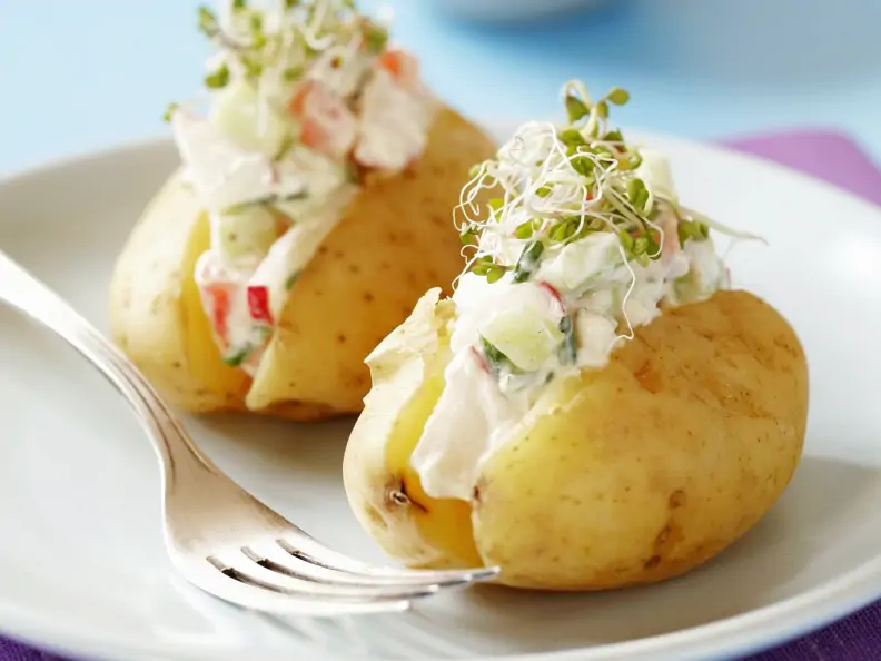 Kartoffeln mit Gemüsequark und frischen Sprossen