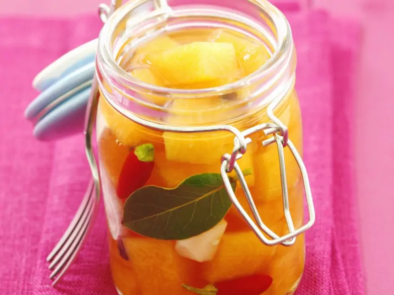 Scharf eingelegter Kürbis mit Knoblauch