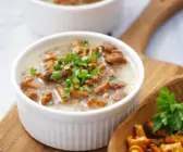 Pilzsuppe mit Sauerrahm und Petersilie