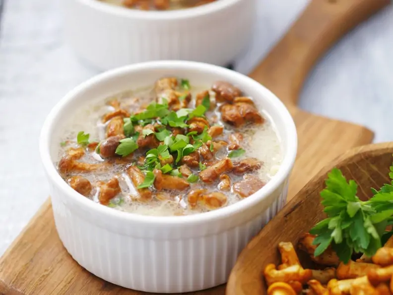Pilzsuppe mit Sauerrahm und Petersilie