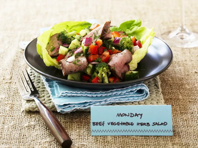Roastbeef-Gemüse-Salat mit Kräutern