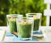 Rucola-Gurken-Suppe mit Garnelen