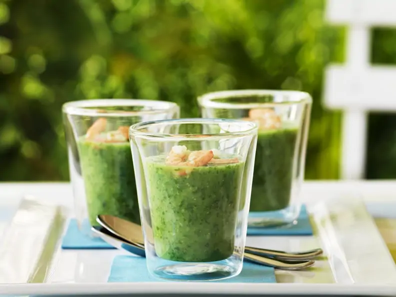 Rucola-Gurken-Suppe mit Garnelen