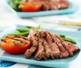 Steak mit grünen Bohnen und Grilltomate